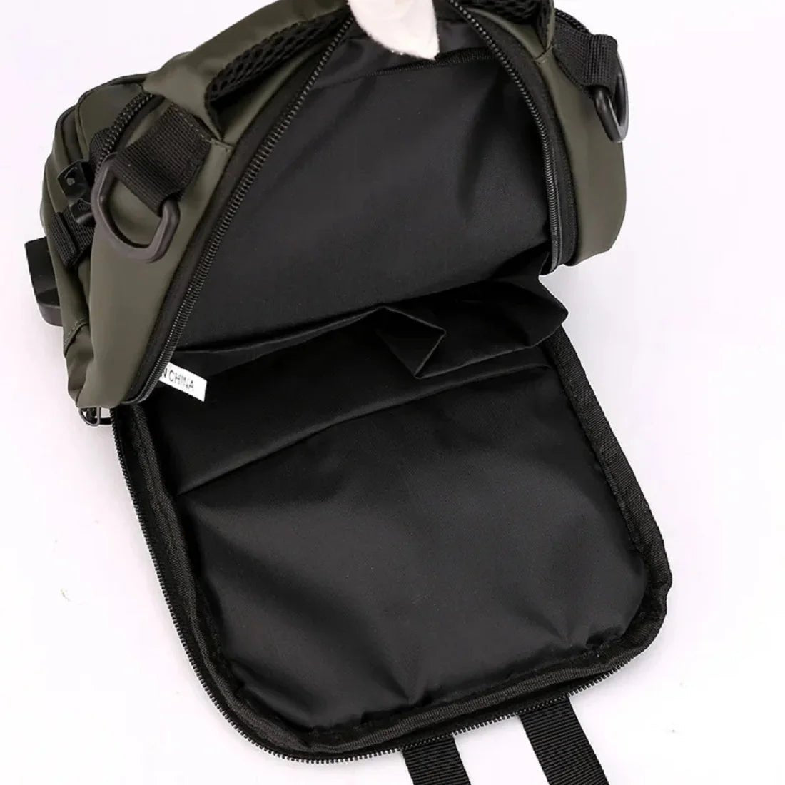 Bolsa Masculina Impermeável com Carregamento USB e Design Multifuncional - Chama Oficial